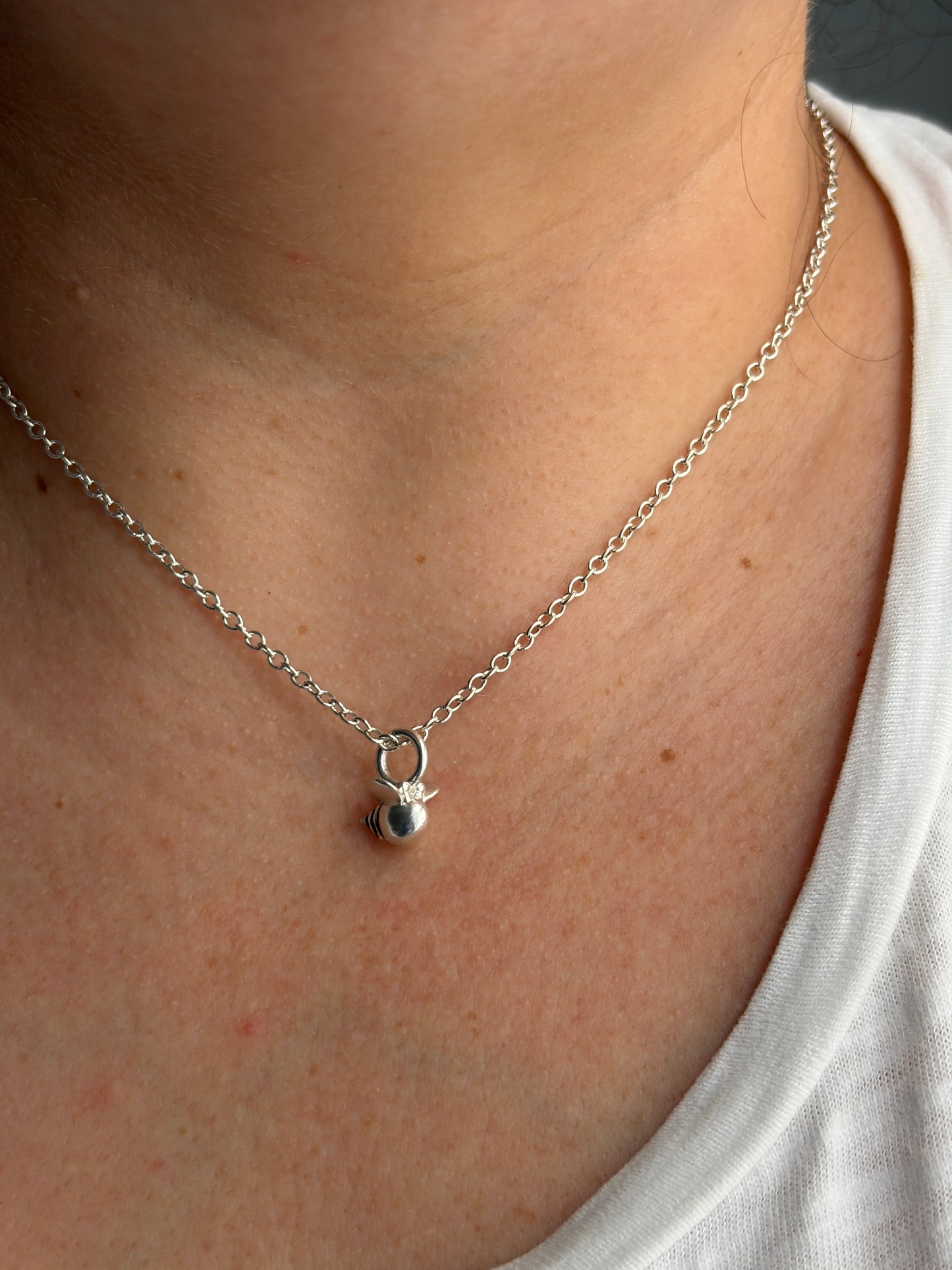 Abejita globito pendant